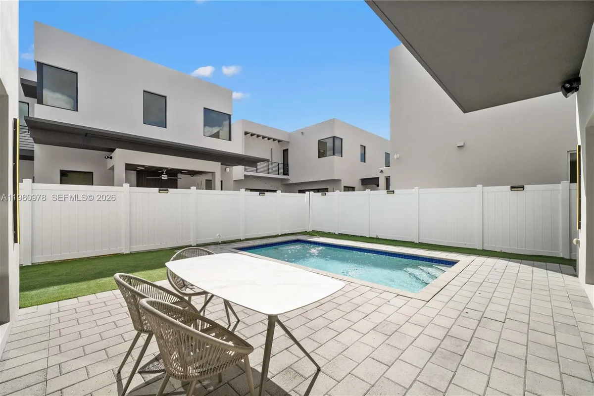 7453 NW 100th Ct, Doral FL 33178