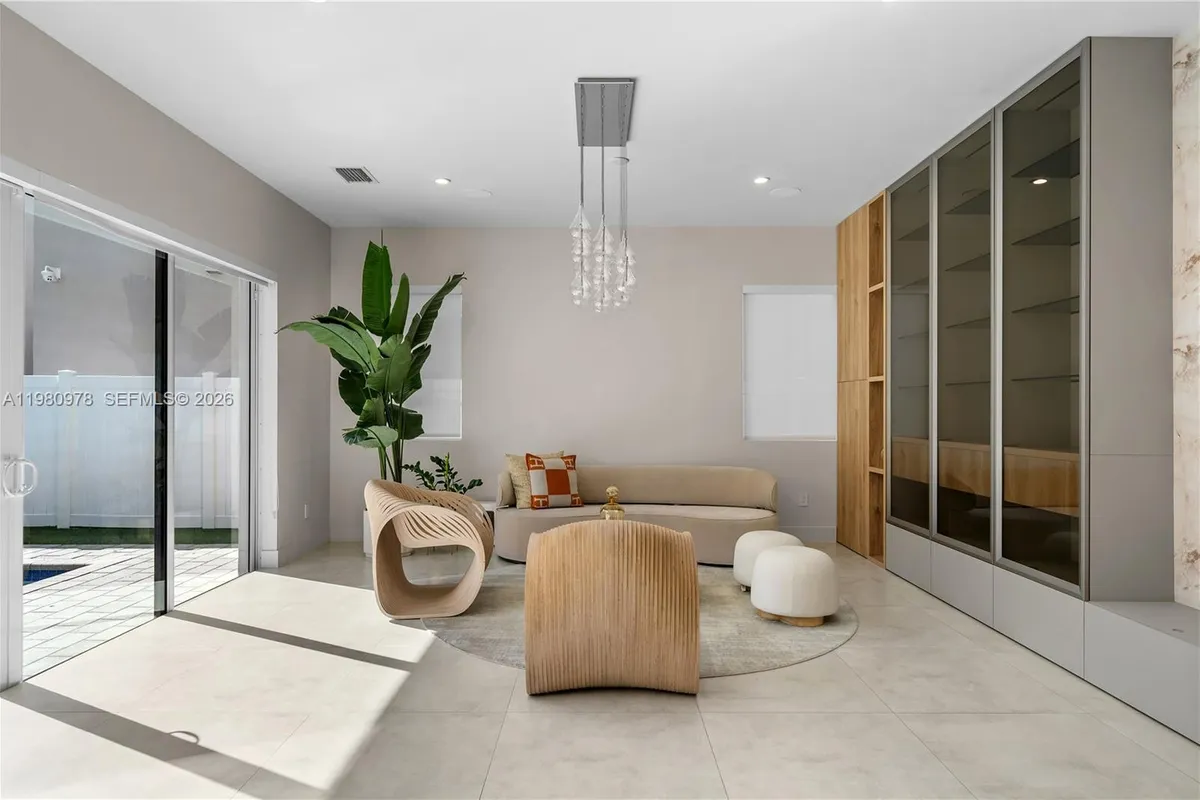 7453 NW 100th Ct, Doral FL 33178