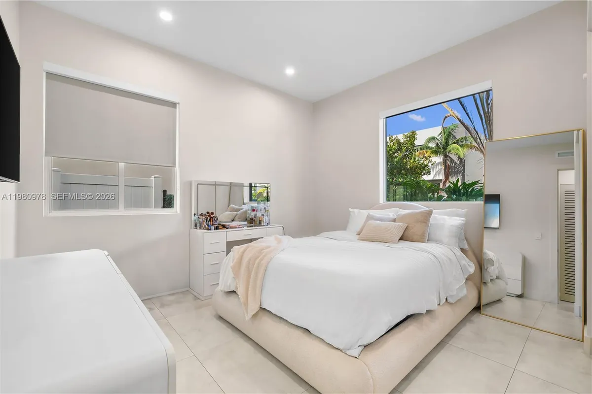 7453 NW 100th Ct, Doral FL 33178