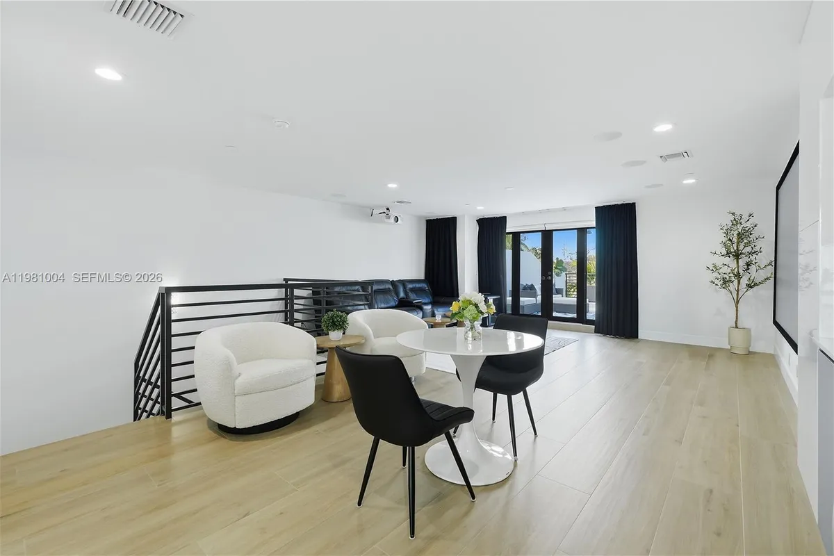 606 NE 14th Ave, Fort Lauderdale FL 33304