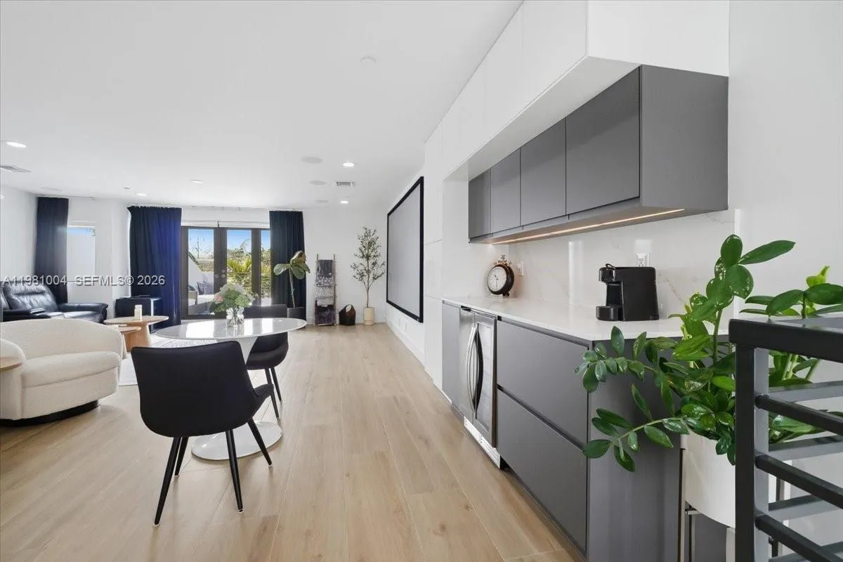 606 NE 14th Ave, Fort Lauderdale FL 33304