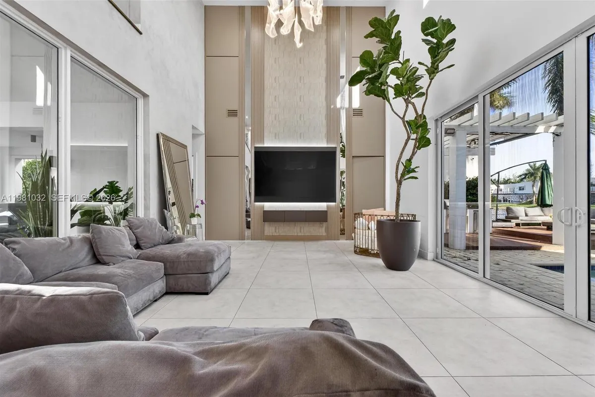 10292 NW 75th Ter, Doral FL 33178