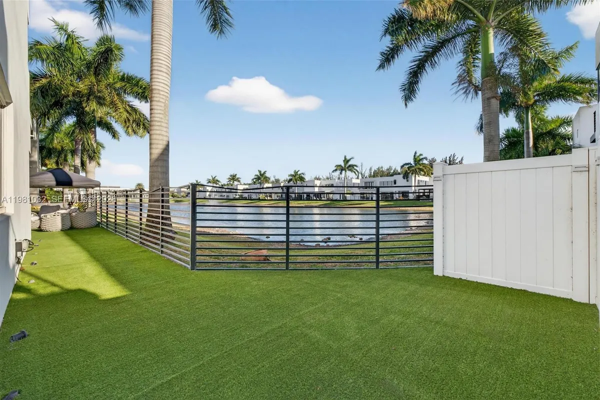 10292 NW 75th Ter, Doral FL 33178