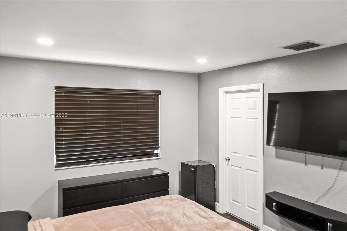 6037 SW 19th St, North Lauderdale FL 33068