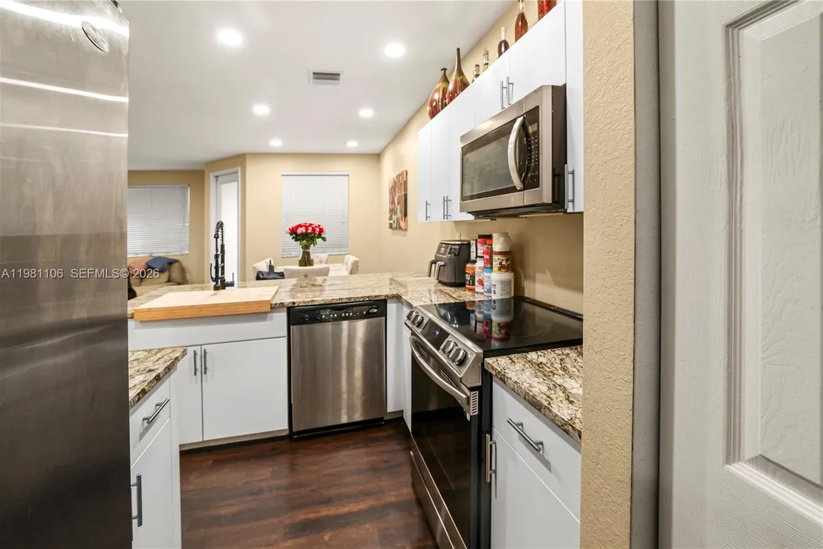 6037 SW 19th St, North Lauderdale FL 33068