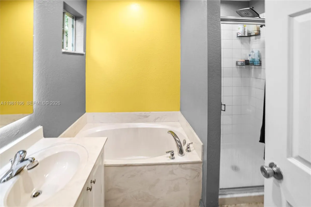 6037 SW 19th St, North Lauderdale FL 33068