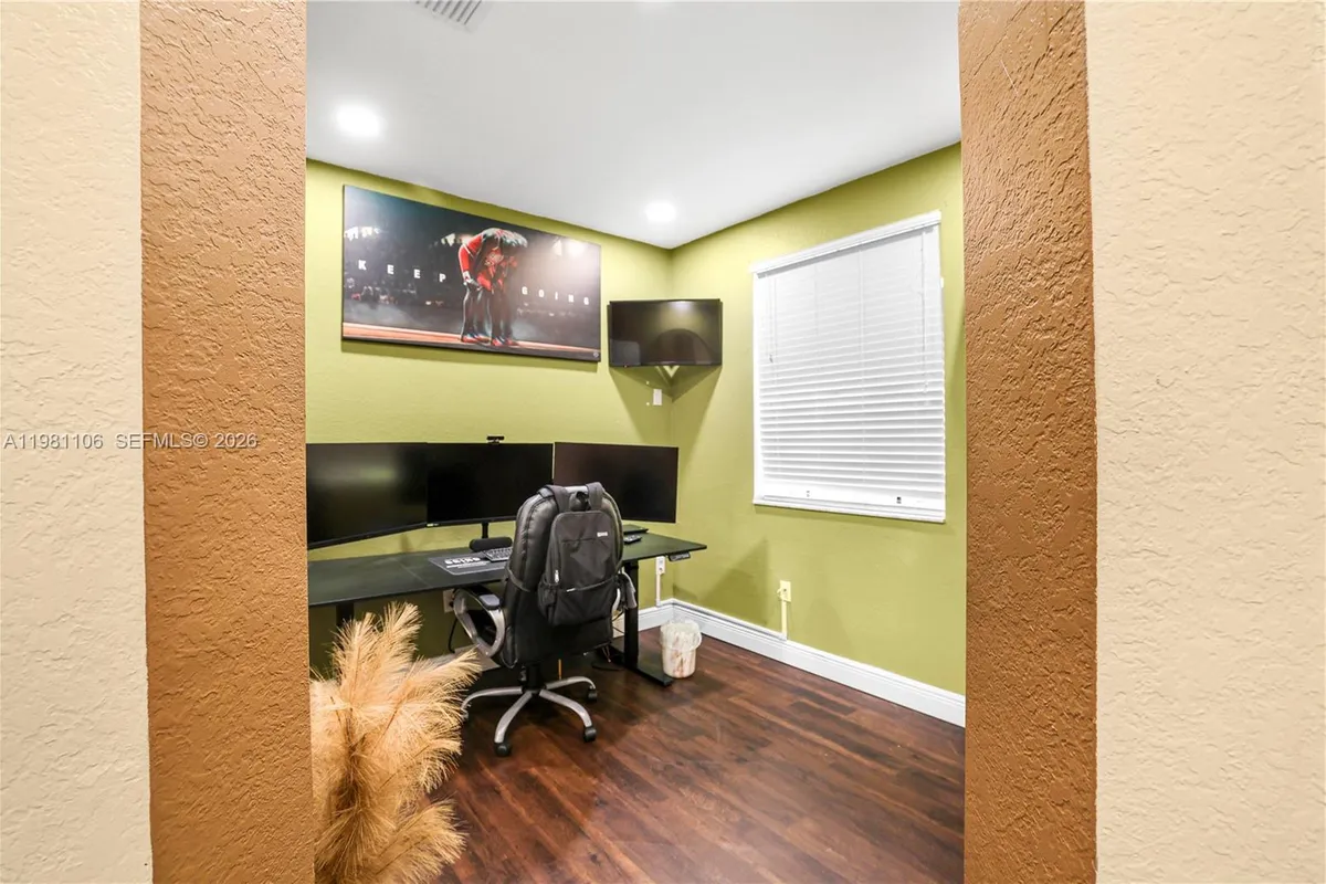 6037 SW 19th St, North Lauderdale FL 33068