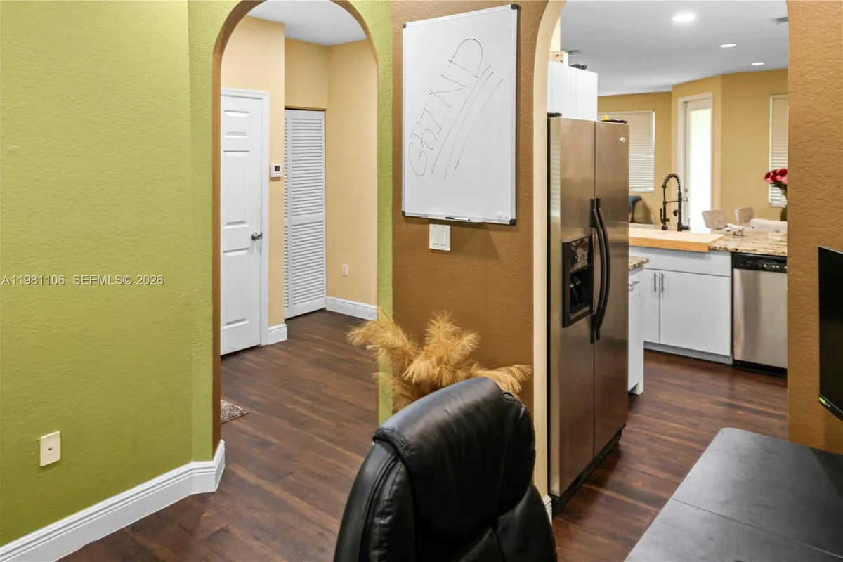 6037 SW 19th St, North Lauderdale FL 33068