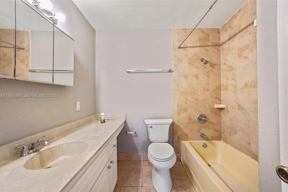 4092 N Pine Island Rd # 206, Sunrise FL 33351