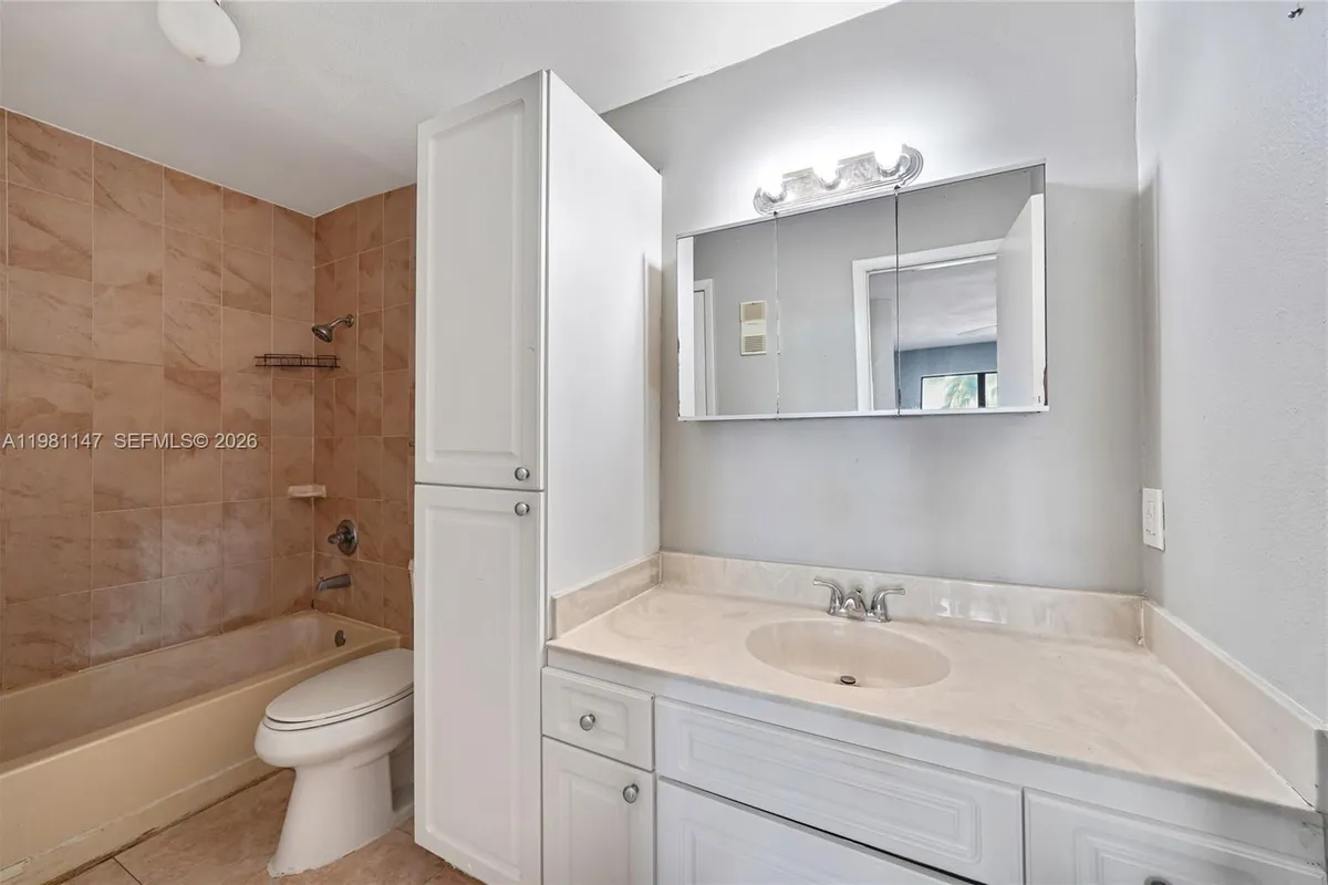 4092 N Pine Island Rd # 206, Sunrise FL 33351