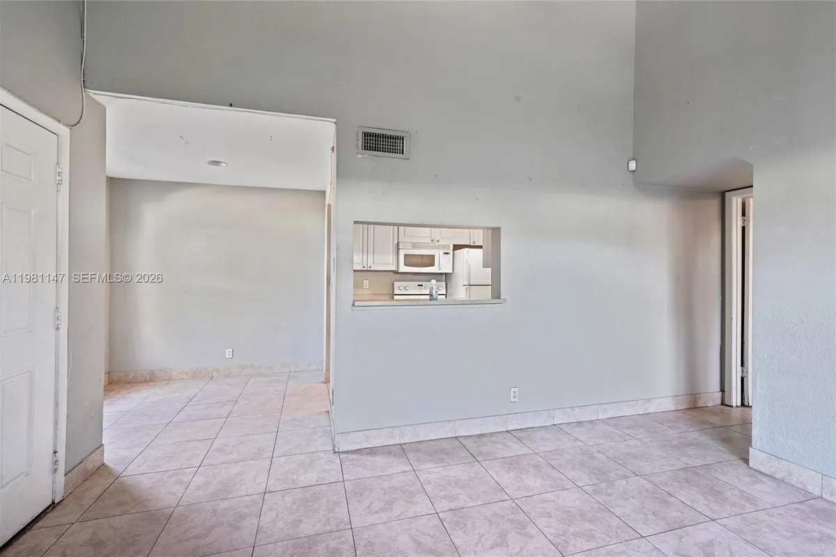 4092 N Pine Island Rd # 206, Sunrise FL 33351