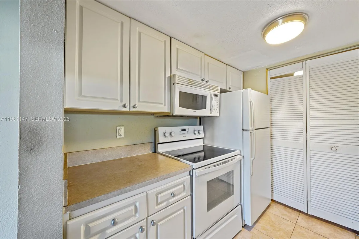 4092 N Pine Island Rd # 206, Sunrise FL 33351