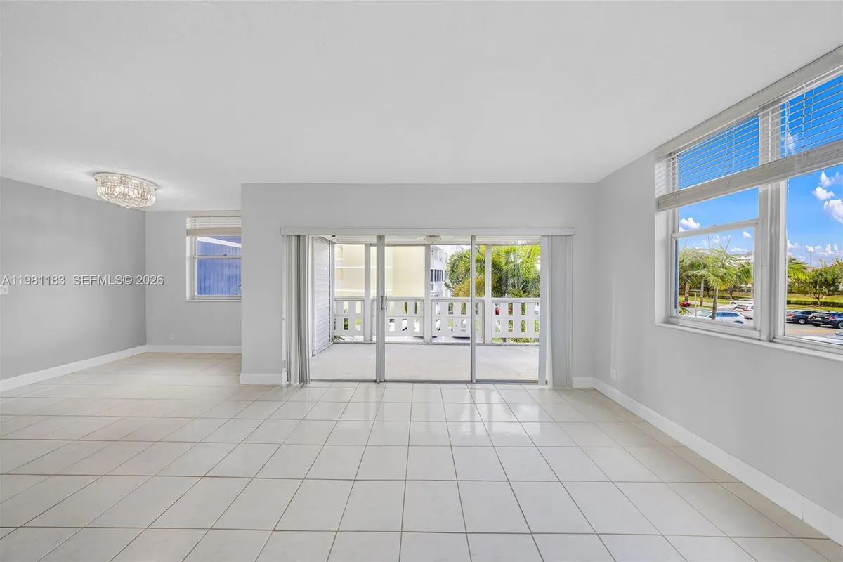 4350 Hillcrest Dr # 200, Hollywood FL 33021