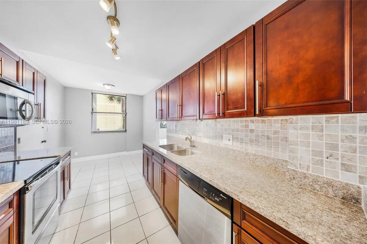 4350 Hillcrest Dr # 200, Hollywood FL 33021