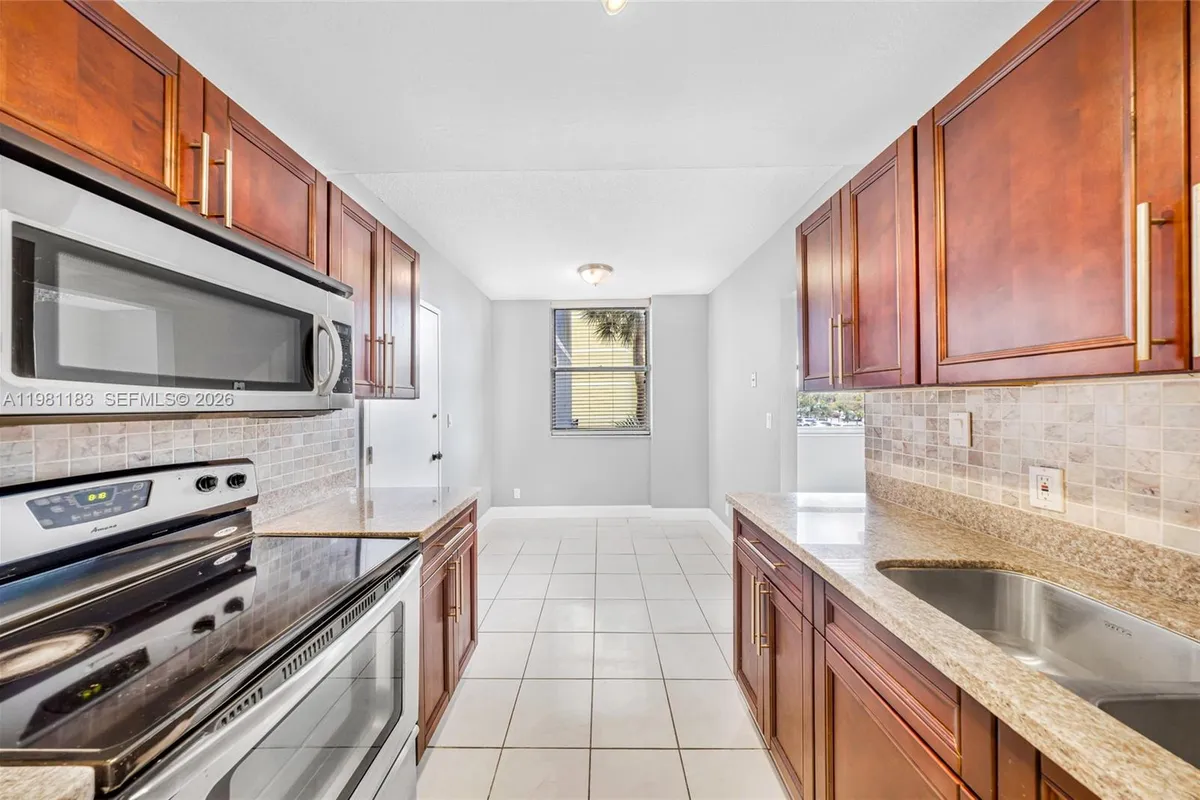 4350 Hillcrest Dr # 200, Hollywood FL 33021