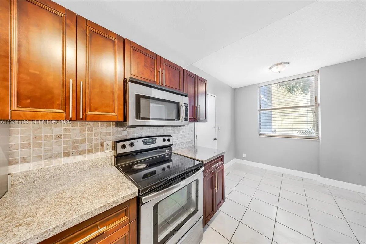 4350 Hillcrest Dr # 200, Hollywood FL 33021