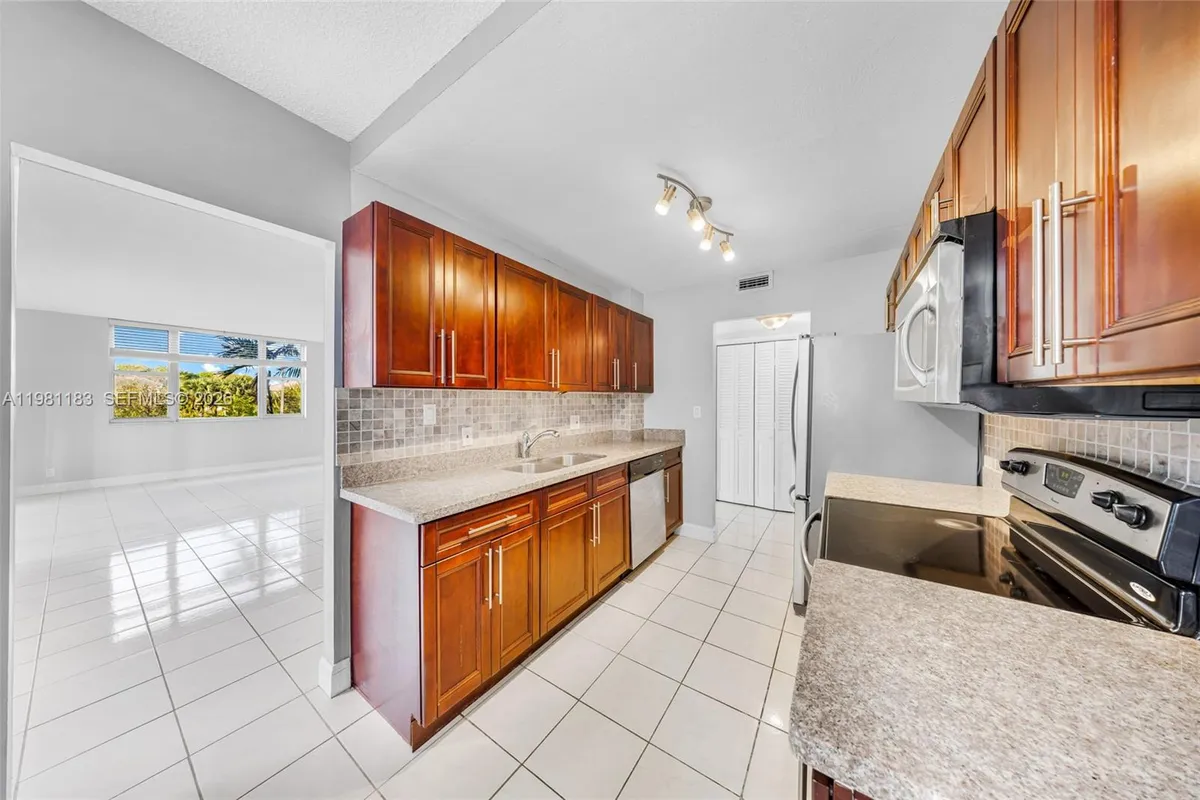 4350 Hillcrest Dr # 200, Hollywood FL 33021