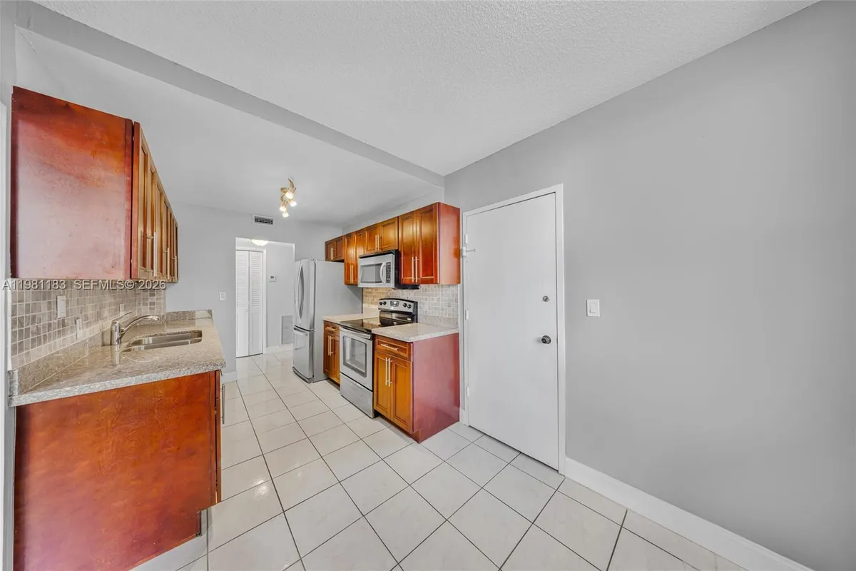 4350 Hillcrest Dr # 200, Hollywood FL 33021