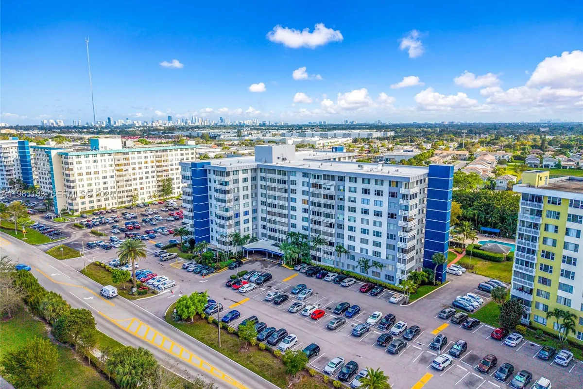 4350 Hillcrest Dr # 200, Hollywood FL 33021