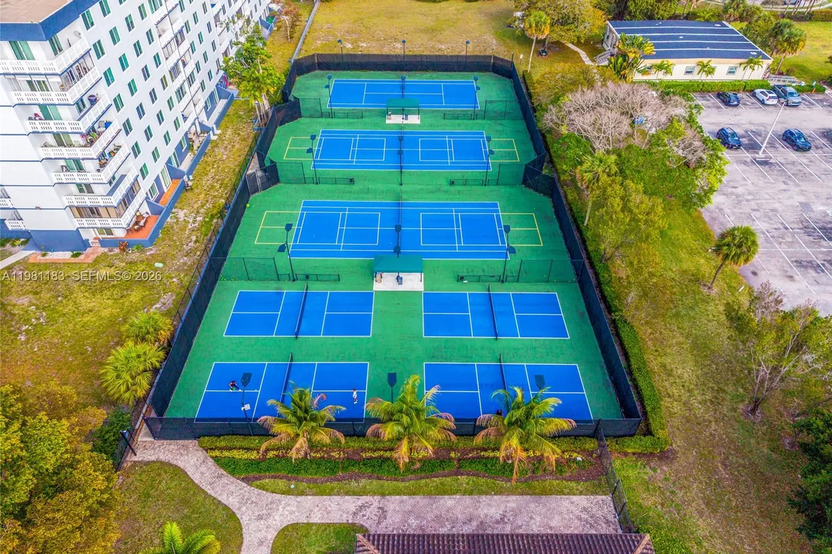 4350 Hillcrest Dr # 200, Hollywood FL 33021