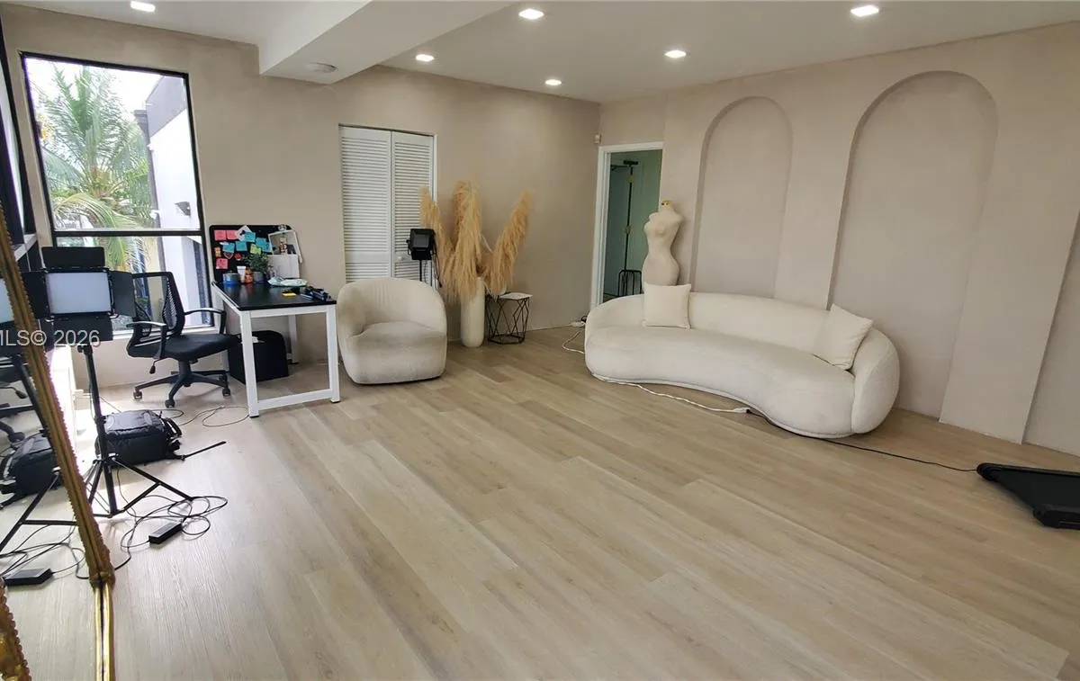 2100 NW 93rd Ave, Doral FL 33172