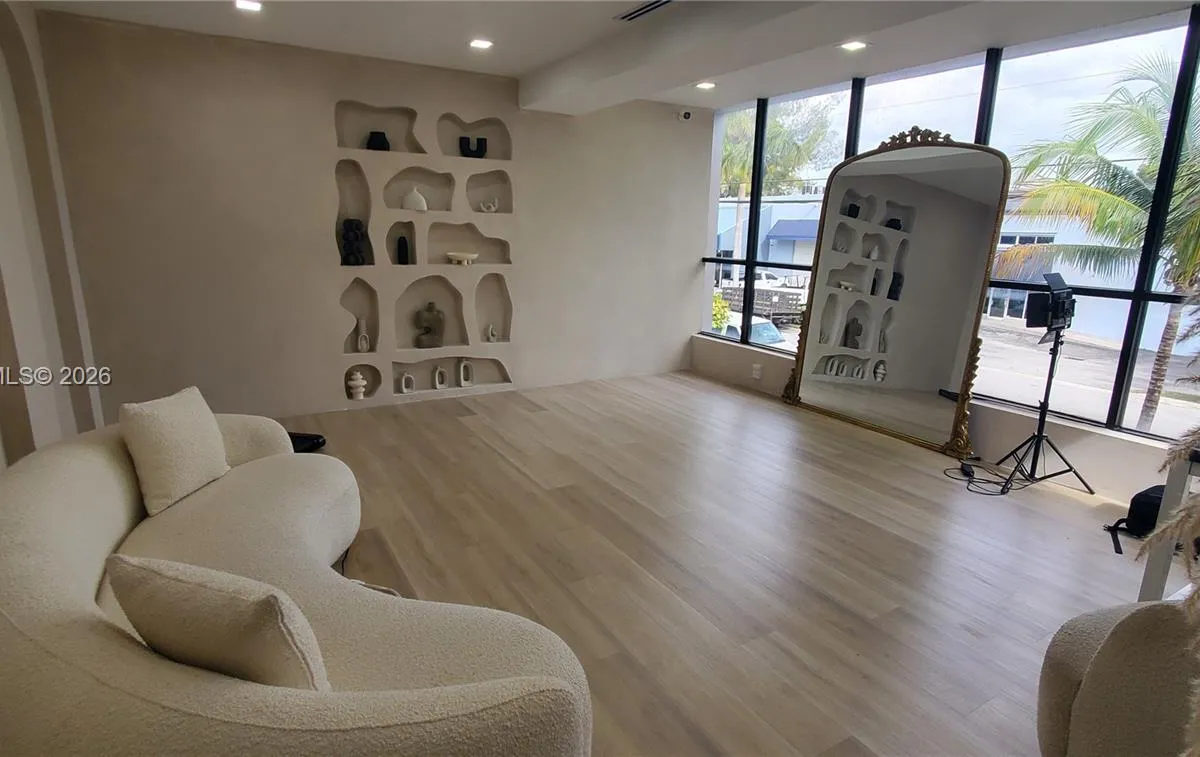 2100 NW 93rd Ave, Doral FL 33172