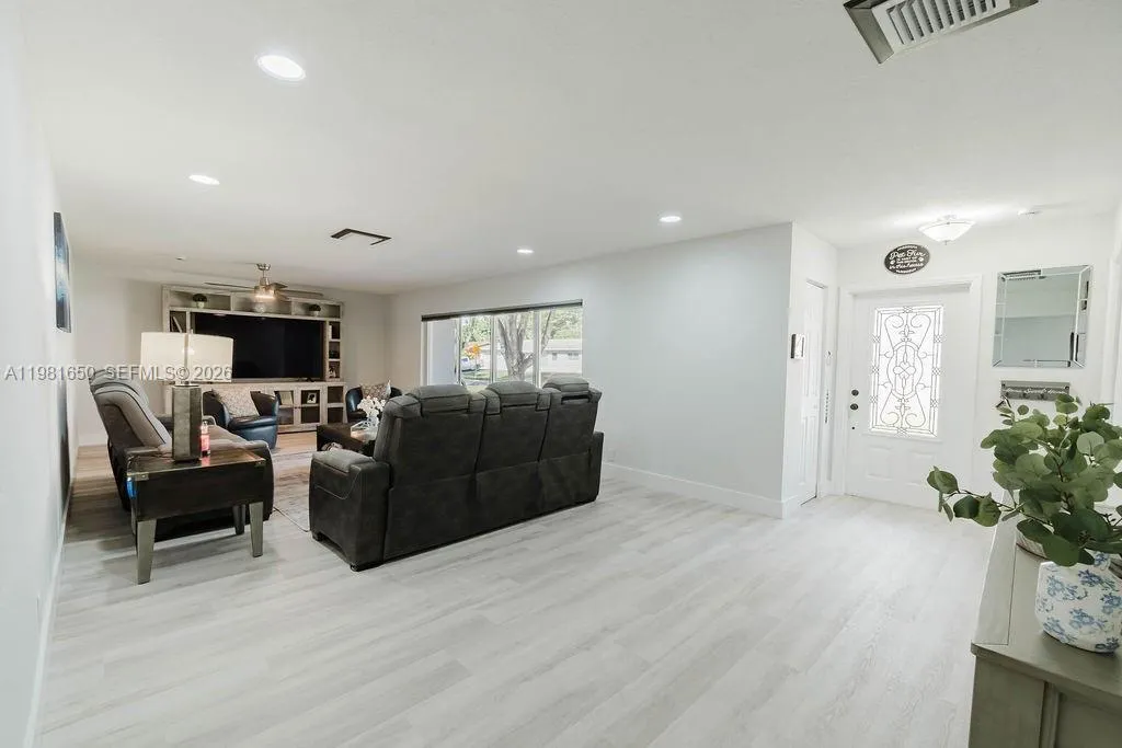 1710 NW 106th Ter, Pembroke Pines FL 33026