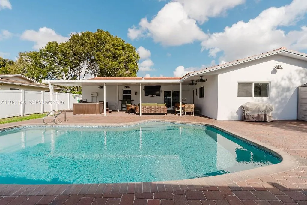 1710 NW 106th Ter, Pembroke Pines FL 33026