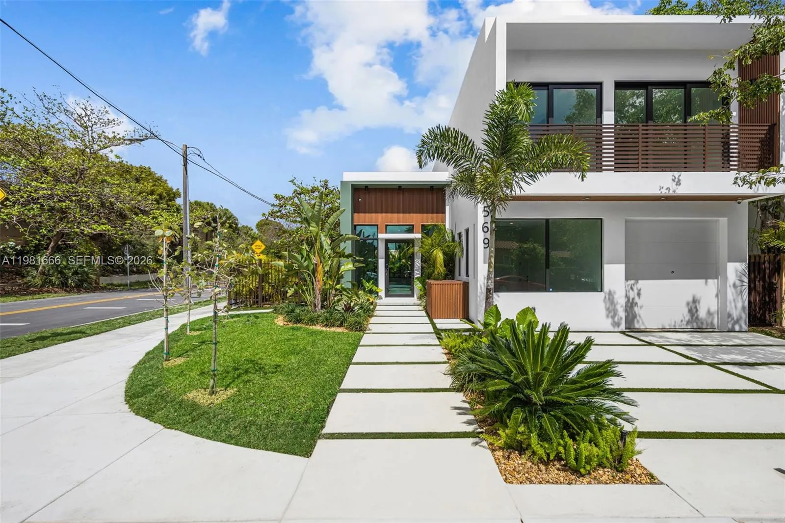 569 NW 44th St, Miami FL 33127