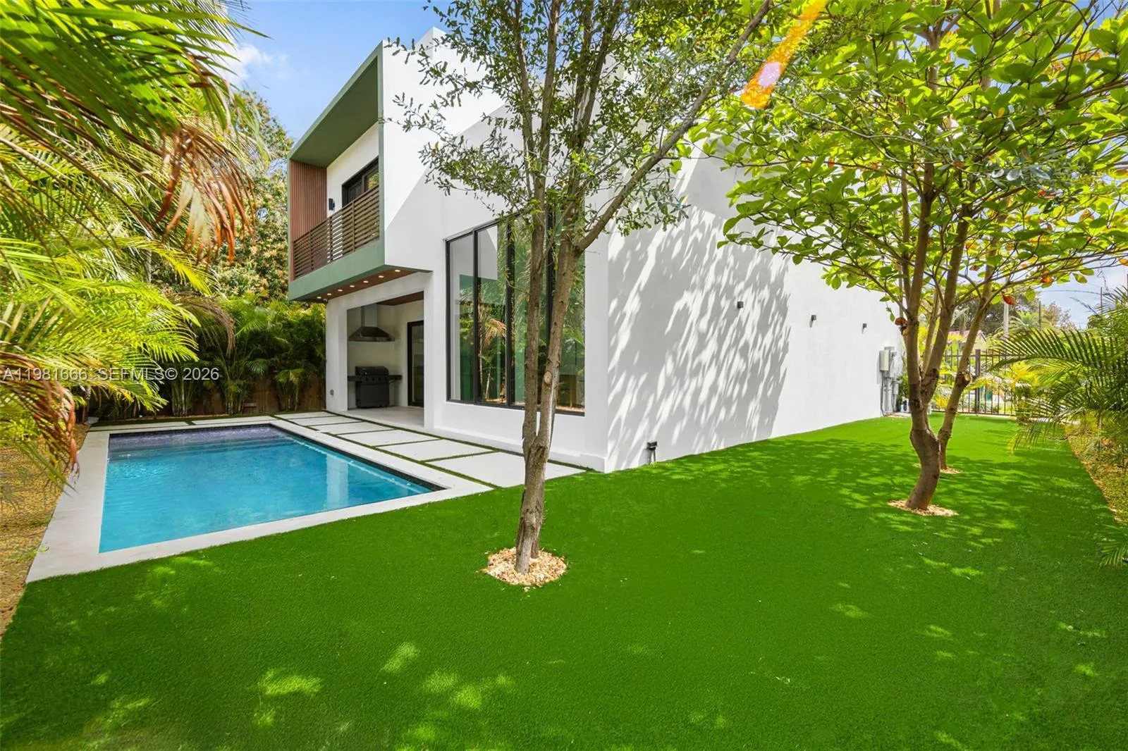 569 NW 44th St, Miami FL 33127