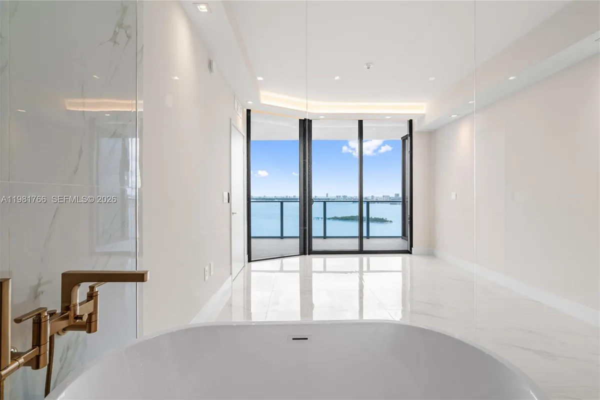 700 NE 24th ST # 2402, Miami FL 33137