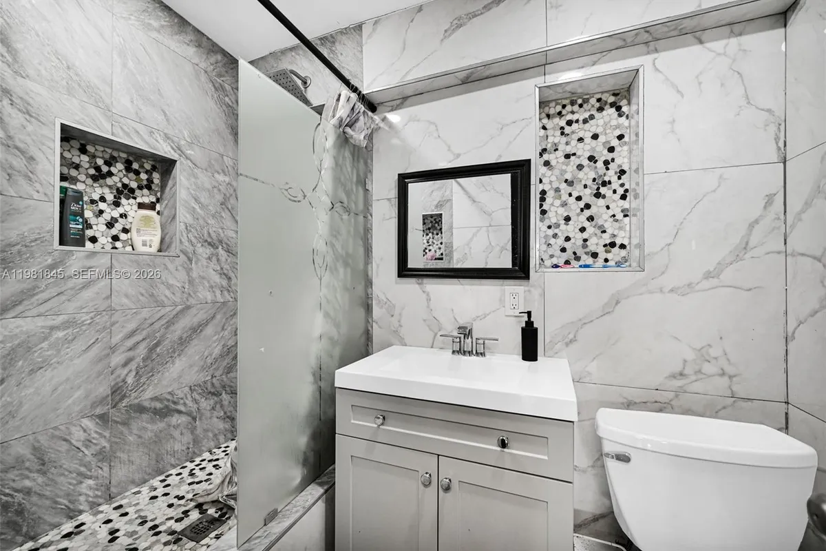 900 Crystal Lake Dr # 2B, Deerfield Beach FL 33064