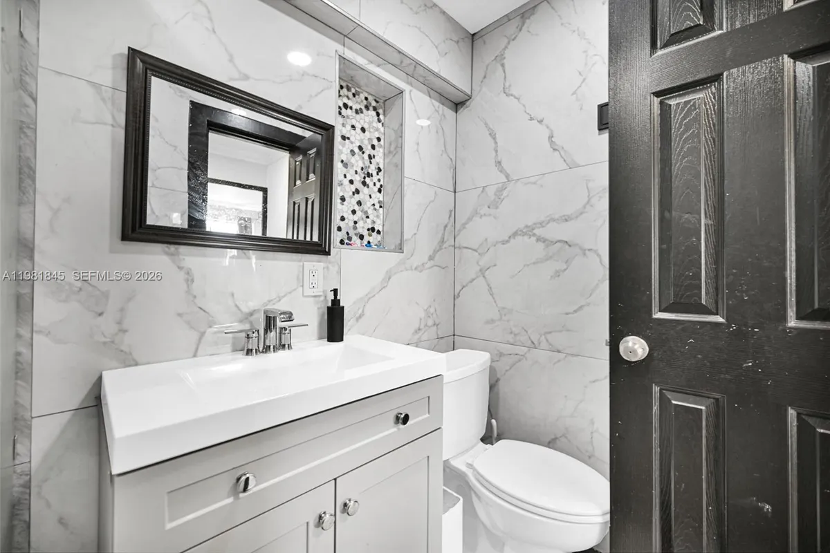 900 Crystal Lake Dr # 2B, Deerfield Beach FL 33064