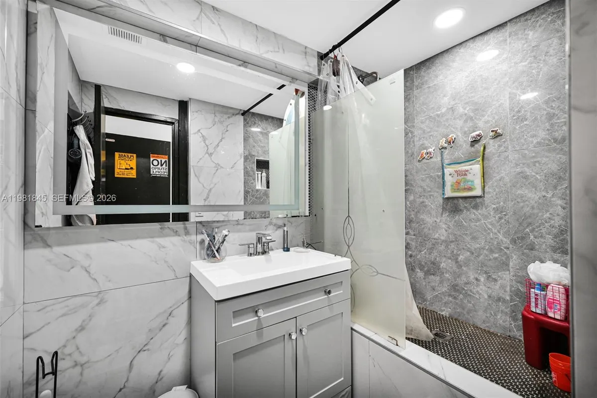 900 Crystal Lake Dr # 2B, Deerfield Beach FL 33064