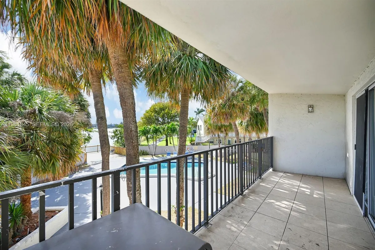 900 Crystal Lake Dr # 2B, Deerfield Beach FL 33064