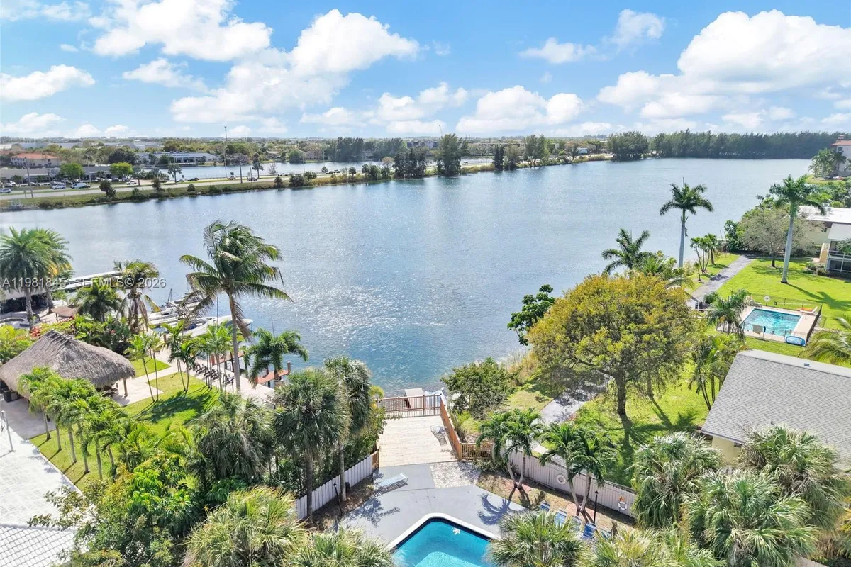 900 Crystal Lake Dr # 2B, Deerfield Beach FL 33064