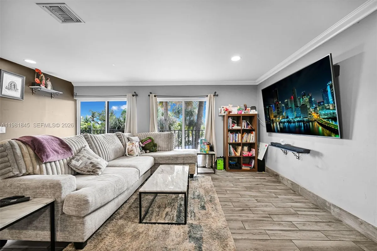 900 Crystal Lake Dr # 2B, Deerfield Beach FL 33064