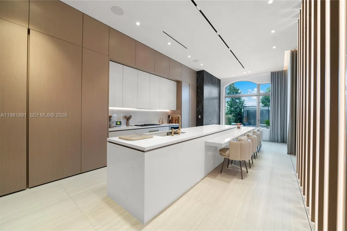 1522 Island Blvd, Aventura FL 33160