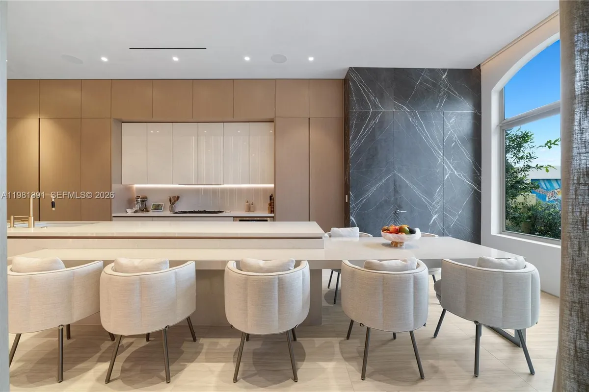 1522 Island Blvd, Aventura FL 33160