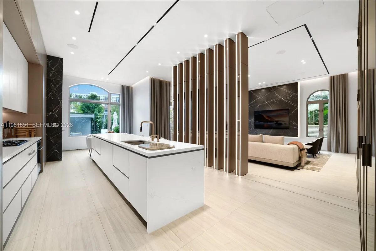 1522 Island Blvd, Aventura FL 33160