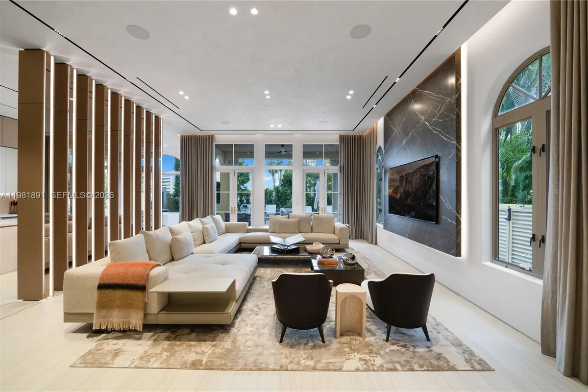 1522 Island Blvd, Aventura FL 33160