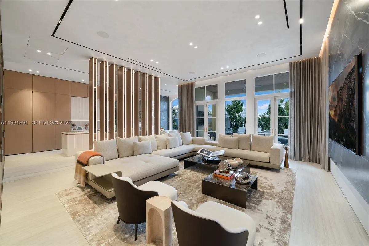 1522 Island Blvd, Aventura FL 33160