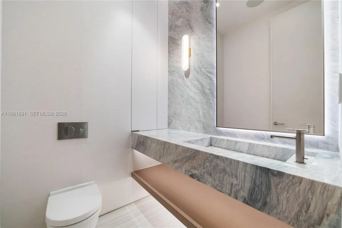 1522 Island Blvd, Aventura FL 33160