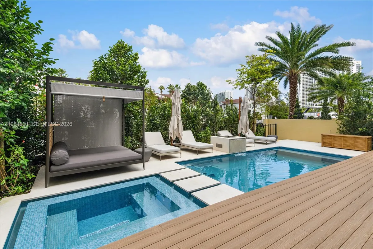 1522 Island Blvd, Aventura FL 33160