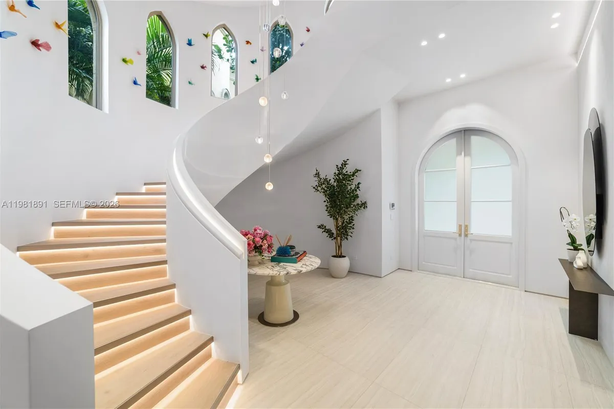 1522 Island Blvd, Aventura FL 33160