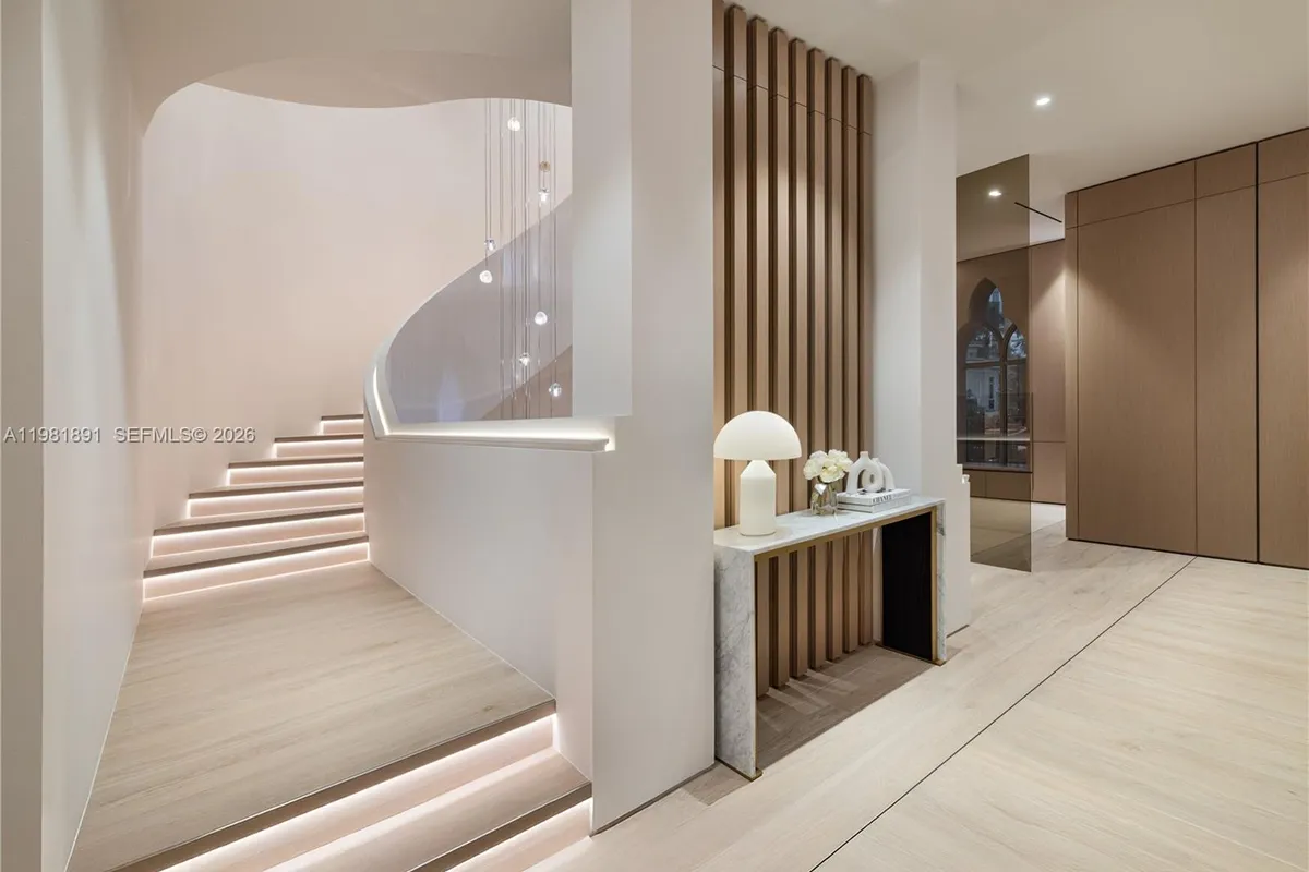 1522 Island Blvd, Aventura FL 33160