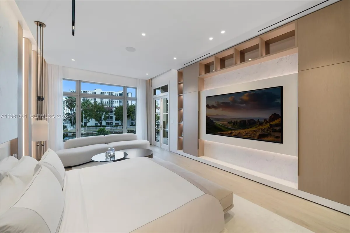 1522 Island Blvd, Aventura FL 33160