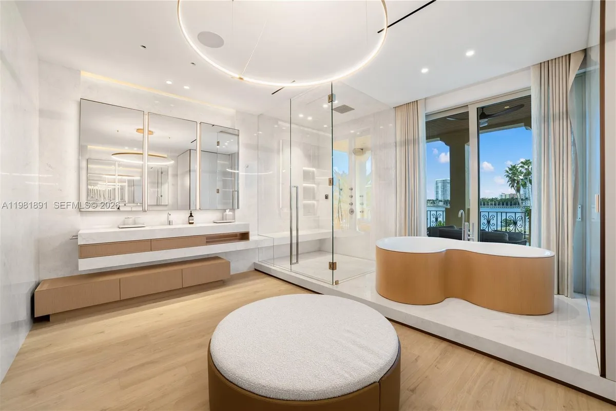 1522 Island Blvd, Aventura FL 33160