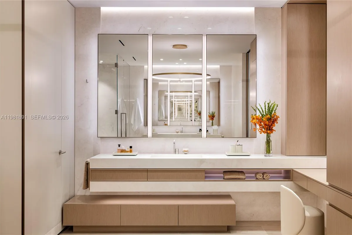 1522 Island Blvd, Aventura FL 33160