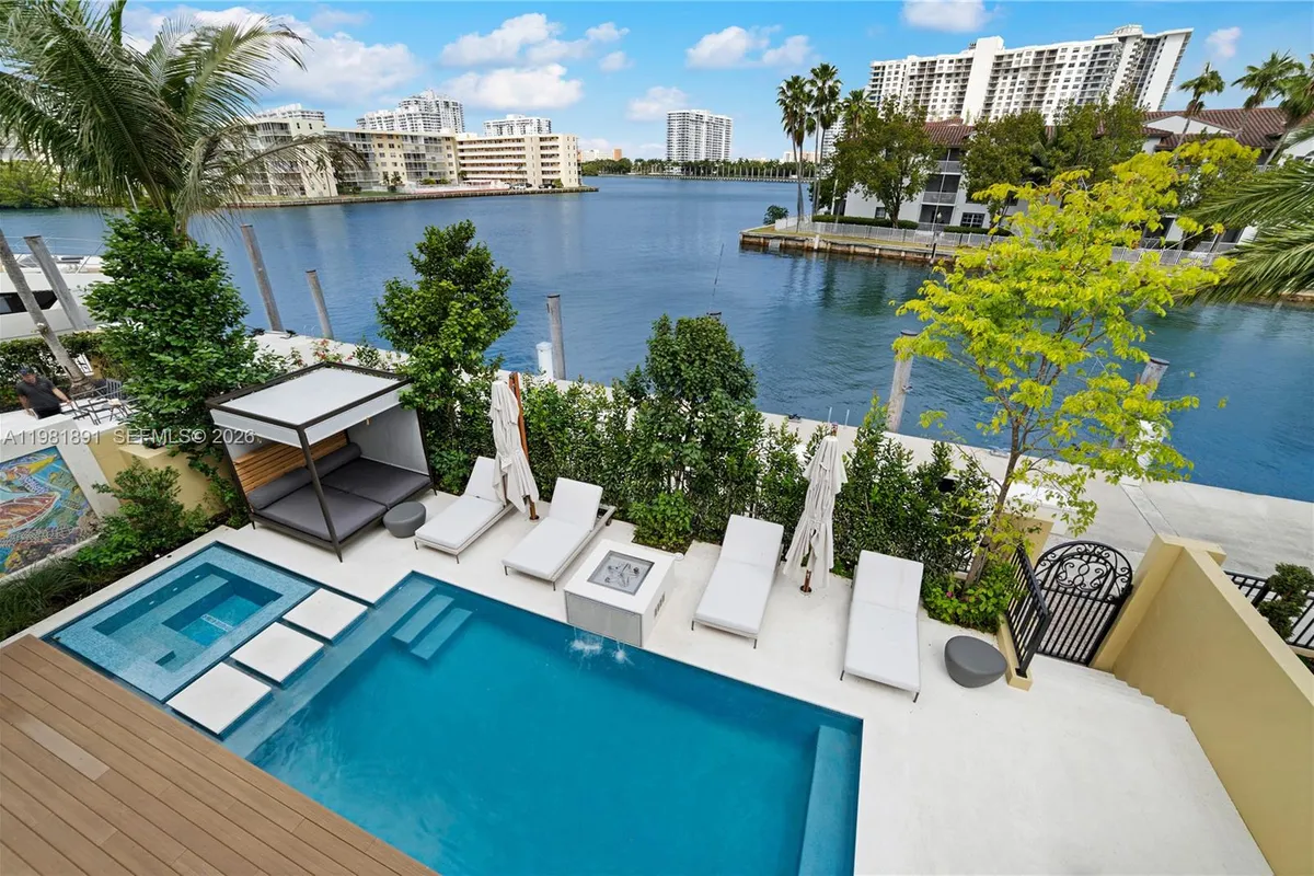 1522 Island Blvd, Aventura FL 33160